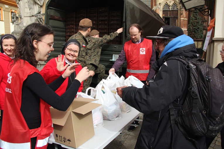 Paczki dla ubogich i potrzebujących od Caritas na Wielkanoc
