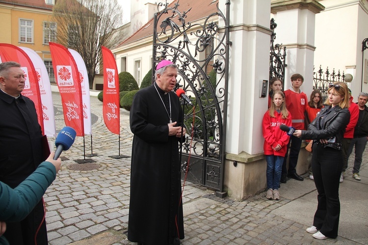 Paczki dla ubogich i potrzebujących od Caritas na Wielkanoc