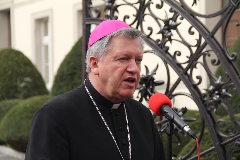 Paczki dla ubogich i potrzebujących od Caritas na Wielkanoc