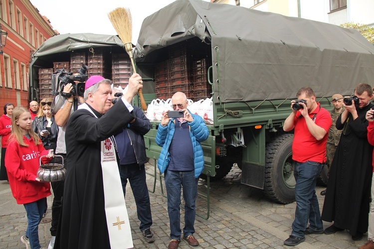 Paczki dla ubogich i potrzebujących od Caritas na Wielkanoc