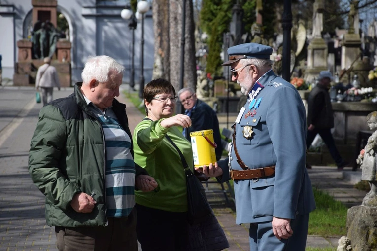 Zbierają pieniądze na renowację cennych nagrobków