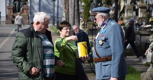 Zbierają pieniądze na renowację cennych nagrobków