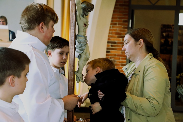 W parafii Niepokalanego Serca NMP po Koronce do Bożego Miłosierdzia w liturgii uczestniczyli najmłodsi ze swoimi rodzicami. 
