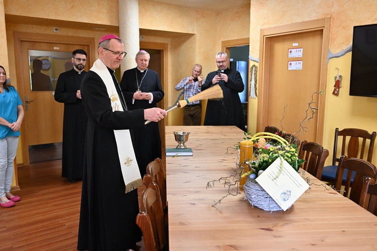 Biskupi gdańscy w sopockim hospicjum