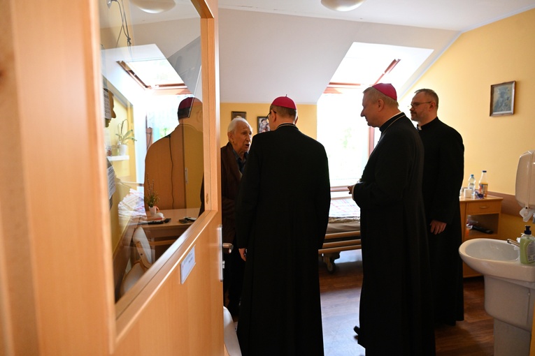 Biskupi gdańscy w sopockim hospicjum