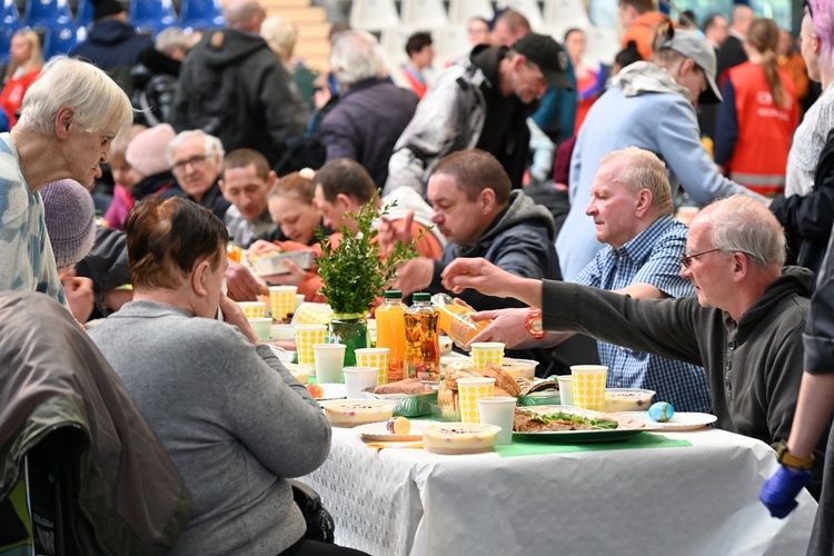 Wielkanocne śniadanie Caritas AG