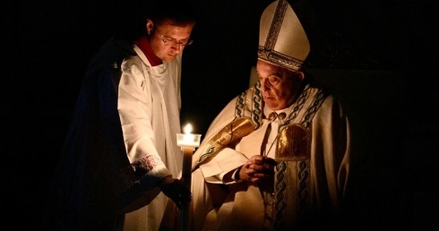 Papież przewodniczył liturgii Wigilii Paschalnej 