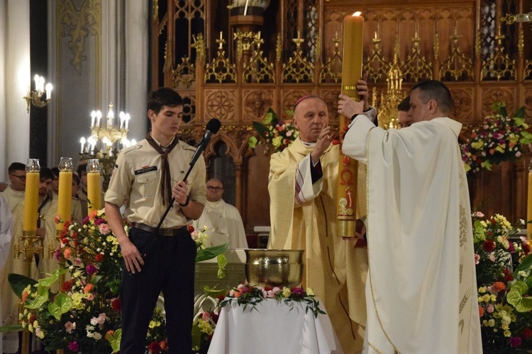 Wigilia Paschalna w katedrze Opieki Najświętszej Maryi Panny w Radomiu