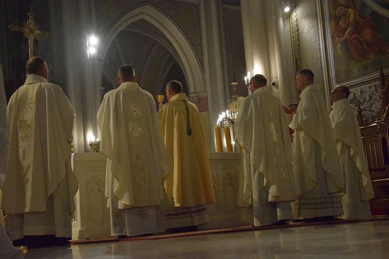 Wigilia Paschalna w katedrze Opieki Najświętszej Maryi Panny w Radomiu