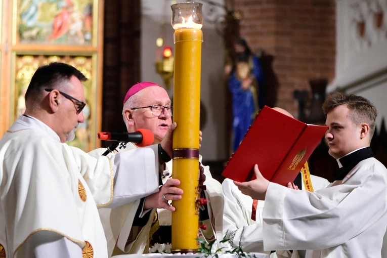 Liturgia Wigilii Paschalnej - konkatedra św. Jakuba w Olsztynie