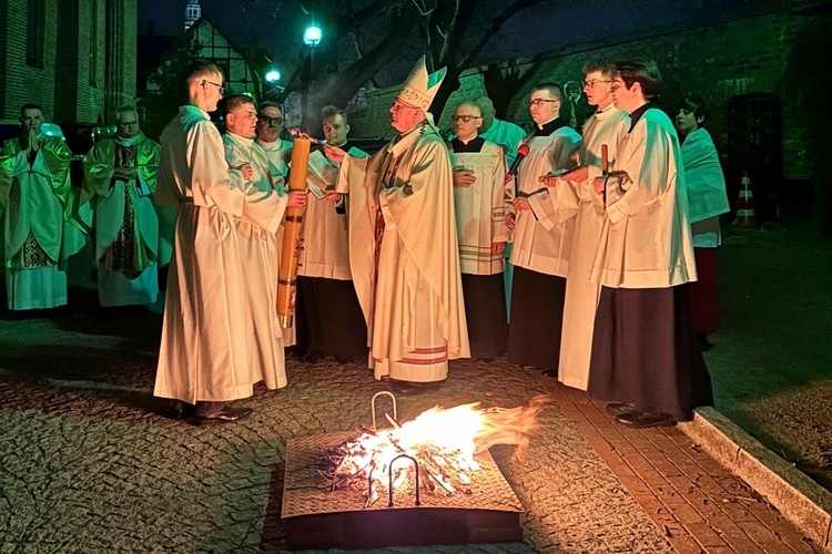 Liturgia Wigilii Paschalnej - konkatedra św. Jakuba w Olsztynie