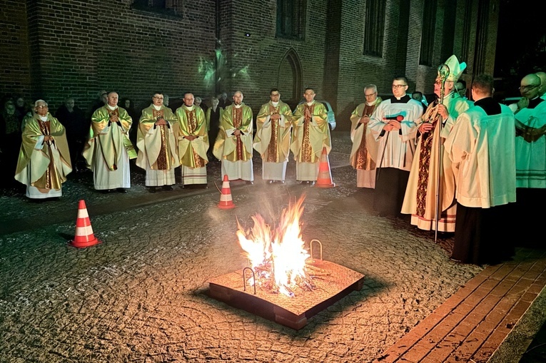 Liturgia Wigilii Paschalnej - konkatedra św. Jakuba w Olsztynie