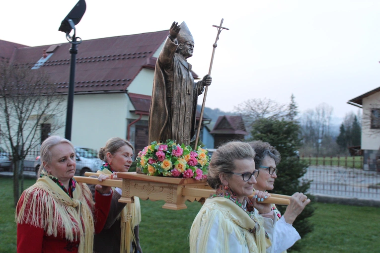 Procesja rezurekcyjna w Miętustwie