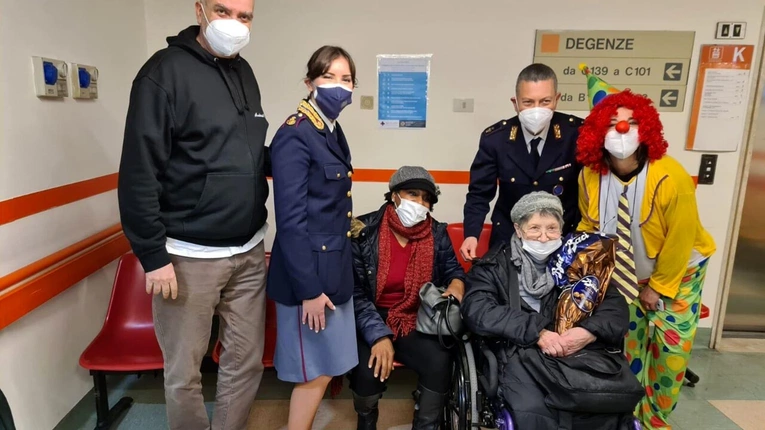 Włochy. Policjanci zanoszą jaja wielkanocne do szpitali