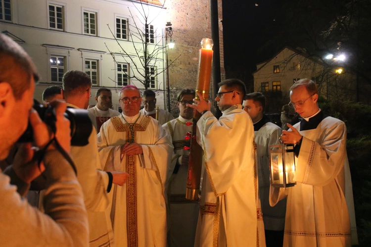 Płock. Wigilia Paschalna w katedrze