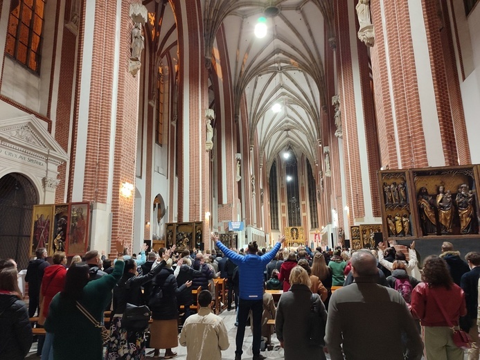 Radosne uwielbienie Zmartwychwstałego w kościele NMP na Piasku