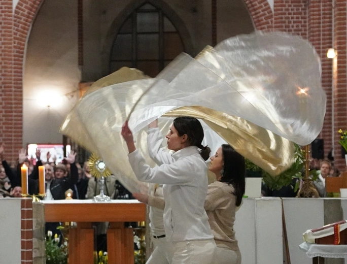 Radosne uwielbienie Zmartwychwstałego w kościele NMP na Piasku