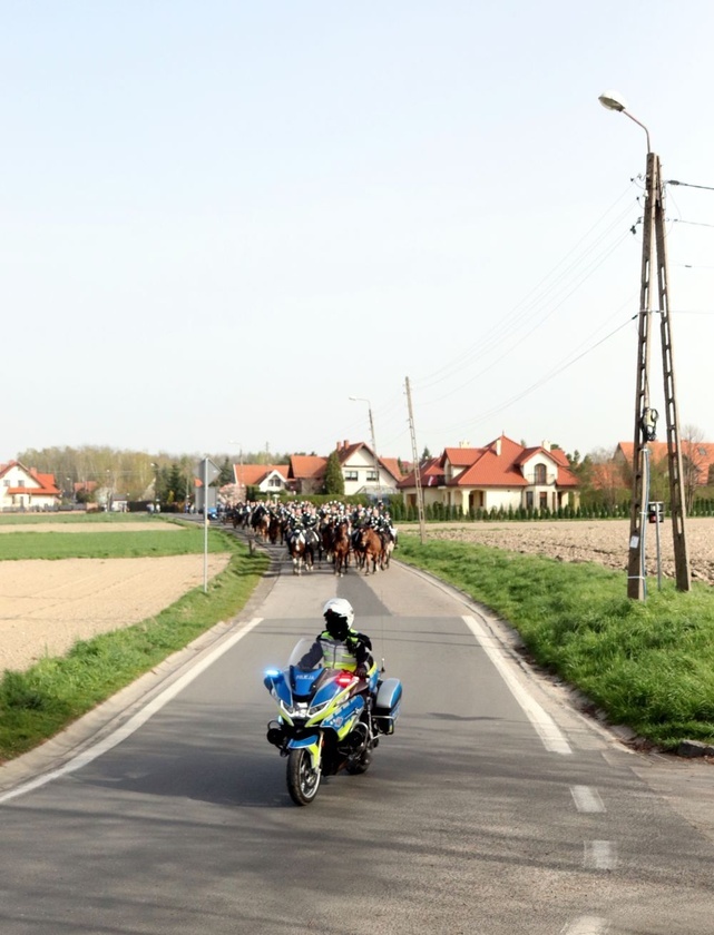 Wielkanocna procesja konna w Ostropie