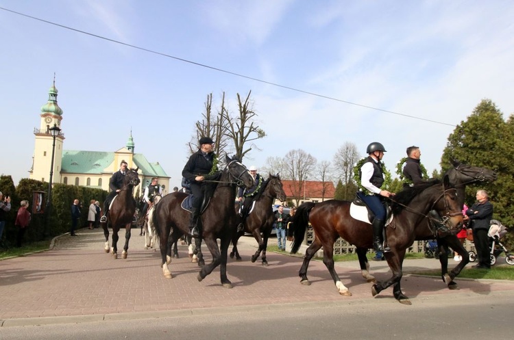 Wielkanocna procesja konna w Ostropie