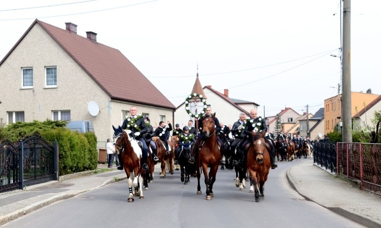 Wielkanocna procesja konna w Ostropie