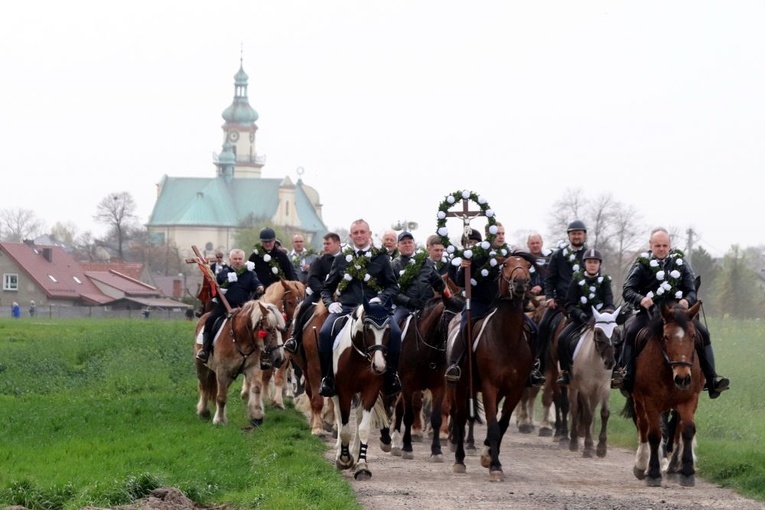 Wielkanocna procesja konna w Ostropie