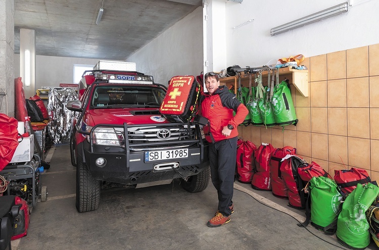 Ryszard Kurowski w tymczasowym garażu grupy. Z prawej widoczne worki ze sprzętem do ewakuacji z wyciągów.