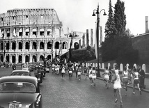 Maratończycy w Rzymie biegli obok Koloseum.