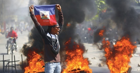 Gwałtowny charakter przybrała demonstracja w stolicy Haiti.  Jej uczestnicy domagali się dymisji prezydenta Ariela Henry’ego, który po raz kolejny przełożył datę wyborów prezydenckich.