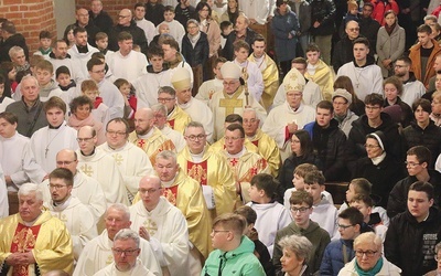 Na Eucharystię kapłani przybywają wraz z przedstawicielami Liturgicznej Służby Ołtarza.