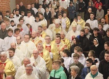Na Eucharystię kapłani przybywają wraz z przedstawicielami Liturgicznej Służby Ołtarza.