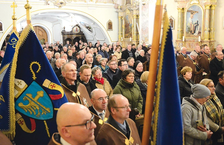 Wieczorem w Niedzielę Palmową wiele osób zebrało się w bazylice.