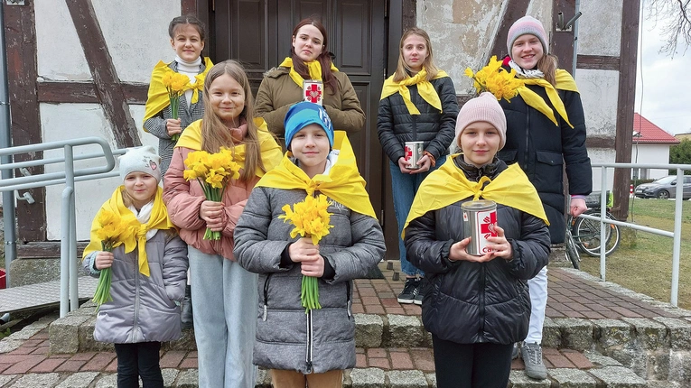 Wolontariusze regularnie biorą udział w akcjach Caritas.