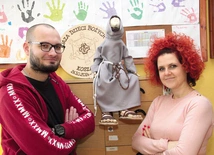 Mateusz pracuje w Civitas Christiana, Joanna jest pedagogiem w SP Integracyjnej oraz nauczycielką języka polskiego, historii i etyki.
