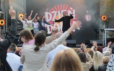 Okazją do tego, by przekonać się, jak działa organizacja, i dobrze się bawić, jest także Dzień Dobra. Wydarzenie zaplanowano w tym roku na 14 kwietnia (szczegóły na plakacie na stronie 5). W ubiegłym roku wystąpił m.in. rapujący ks. Kuba Bartczak.