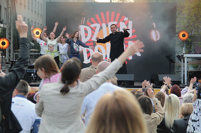 Okazją do tego, by przekonać się, jak działa organizacja, i dobrze się bawić, jest także Dzień Dobra. Wydarzenie zaplanowano w tym roku na 14 kwietnia (szczegóły na plakacie na stronie 5). W ubiegłym roku wystąpił m.in. rapujący ks. Kuba Bartczak.