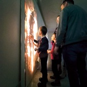 „Wołanie” to jedna z tych wystaw, które zapraszają zwiedzających do interakcji z eksponatami. 