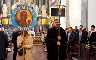 Z młodzieżą modlili się bp Wojciech Osial, katecheci, nauczyciele. 