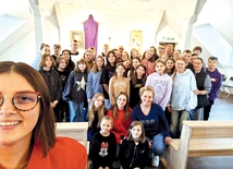 Uczestnicy uczyli się szydełkować, pracować w grupie, a także dowiedzieli się dużo o sobie.