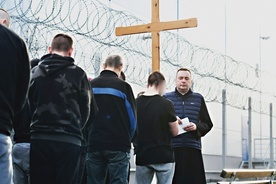 Nabożeństwo pasyjne na „spacerniaku” poprowadzili sami więźniowie, a rozważania przygotował tutejszy kapelan ks. Sebastian Kluwak.