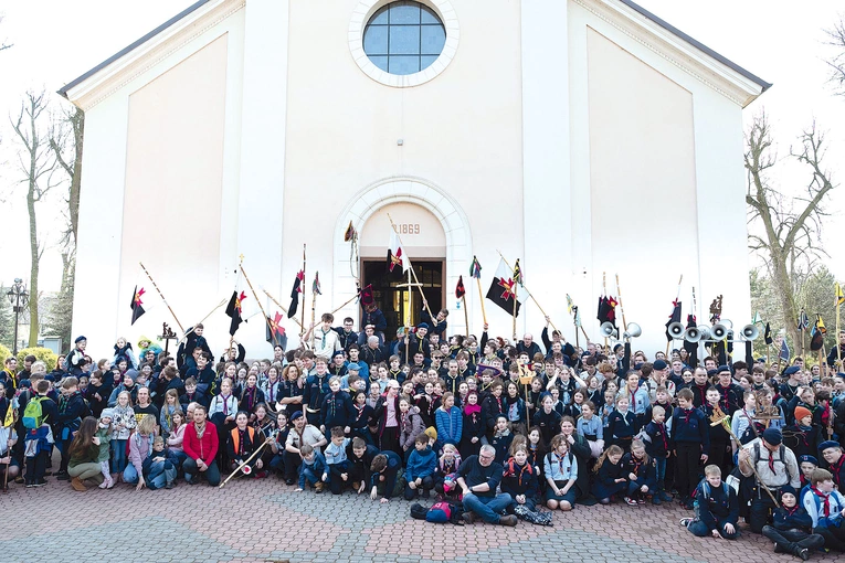 Przed kościołem Świętego Krzyża w Kozienicach.