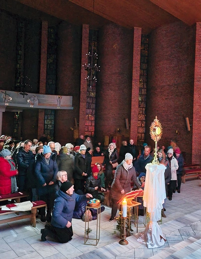 Uczestniczy nabożeństw modlą się o uzdrowienie, zarówno duchowe, jak i fizyczne.