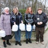 Wolontariusze dwa razy w tygodniu rozdają potrzebującym ciepłe dania. Katarzyna Olesińska druga z lewej.