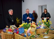 Do włączenia się w pomoc zachęca bp Krzysztof Nitkiewicz oraz ks. Bogusław Pitucha, dyrektor sandomierskiej Caritas. 