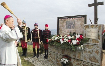 Miejsce pamięci pobłogosławił bp Stanisław Salaterski.