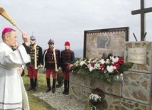 Miejsce pamięci pobłogosławił bp Stanisław Salaterski.