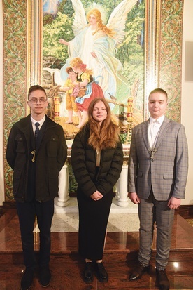 Bartek, Marceli i Emilia w kaplicy św. Anioła Stróża w świątyni w Pogórskiej Woli.