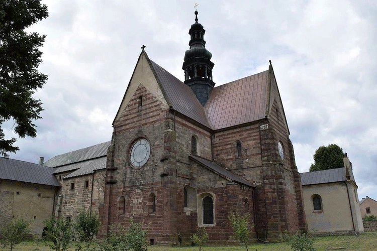 Na liście wspartych zabytków jest opactwo w Wąchocku.