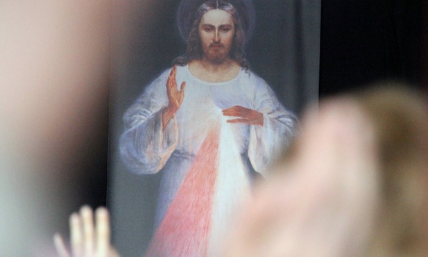 Papież w Niedzielę Miłosierdzia: dajmy się dotknąć łasce Jezusa, On daje życie 