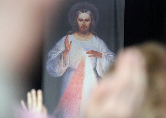 Papież w Niedzielę Miłosierdzia: dajmy się dotknąć łasce Jezusa, On daje życie 