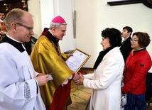 Odznaczenie wręczył biskup ordynariusz.